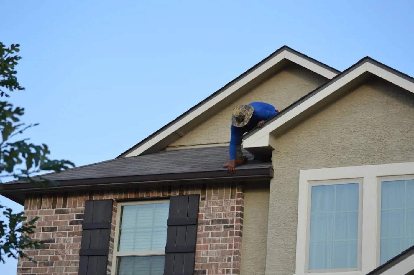 TX Gutter Expert installer fitting seamless gutter along a flashed roof edge